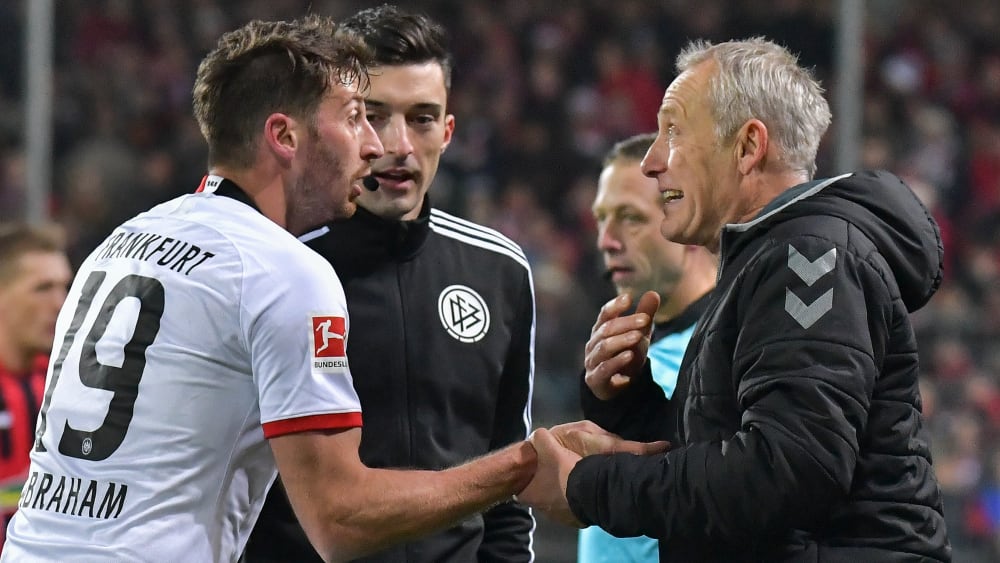 Wiederholungstäter: Frankfurts Kapitän David Abraham, rechts Freiburgs Trainer Christian Streich.