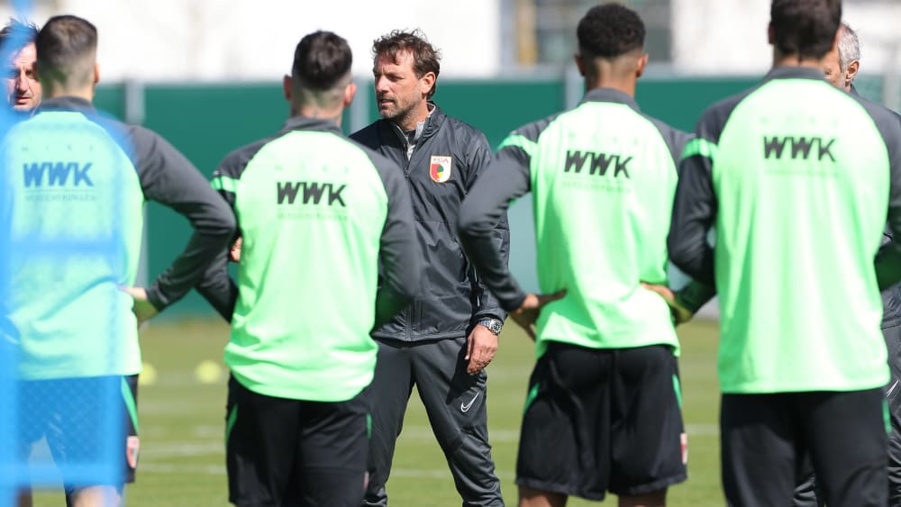 Markus Weinzierl schwört das Team des FC Augsburg auf den Abstiegskampf ein.