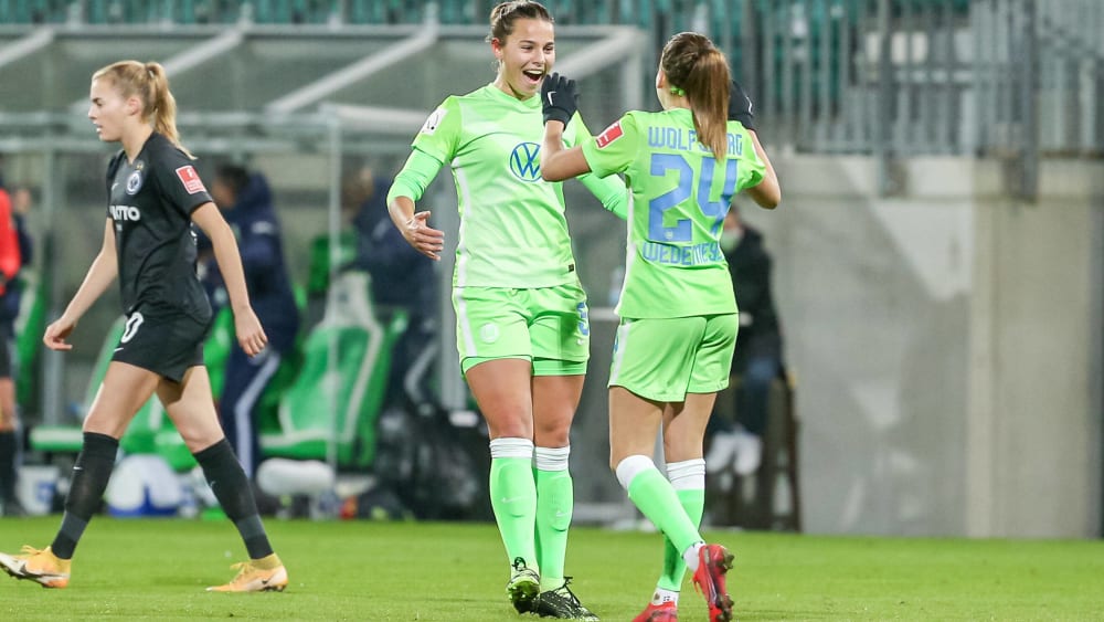Joelle Wedemeyer (re.) lässt sich von Lena Oberdorf nach ihrem Kunstschuss zum 1:0 feiern.