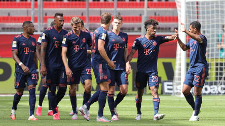 Bayern-Spieler bejubeln ein Tor