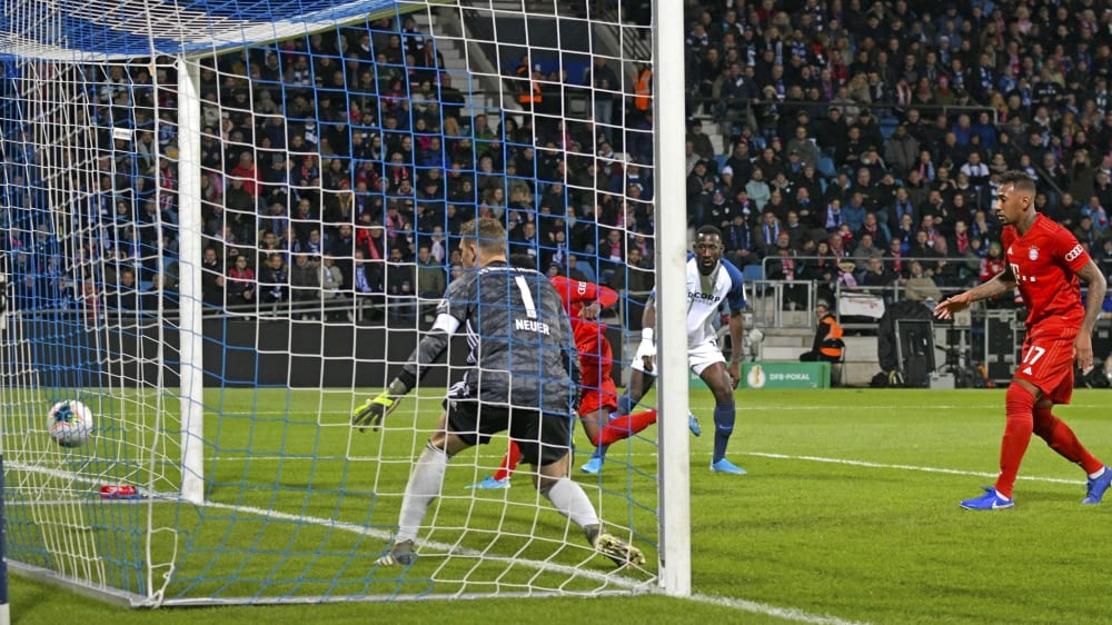 Bayerns Alphonso Davies (verdeckt) unterläuft das Eigentor zur Pausenführung von Bochum.