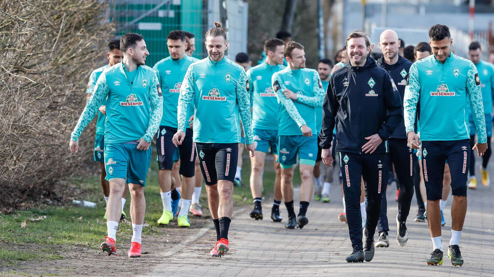 Gute Laune bei Florian Kohfeldt: Der Bremer Coach (2.v.re.) hat in der Offensive viele Optionen.