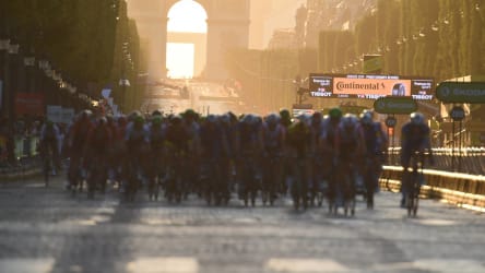 Das Fahrerfeld wird die Champs Elysees in Paris im nächsten Jahr früher als geplant erreichen