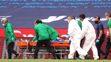 Pedro wird nach seiner Schulterverletzung von Spielfeld transportiert