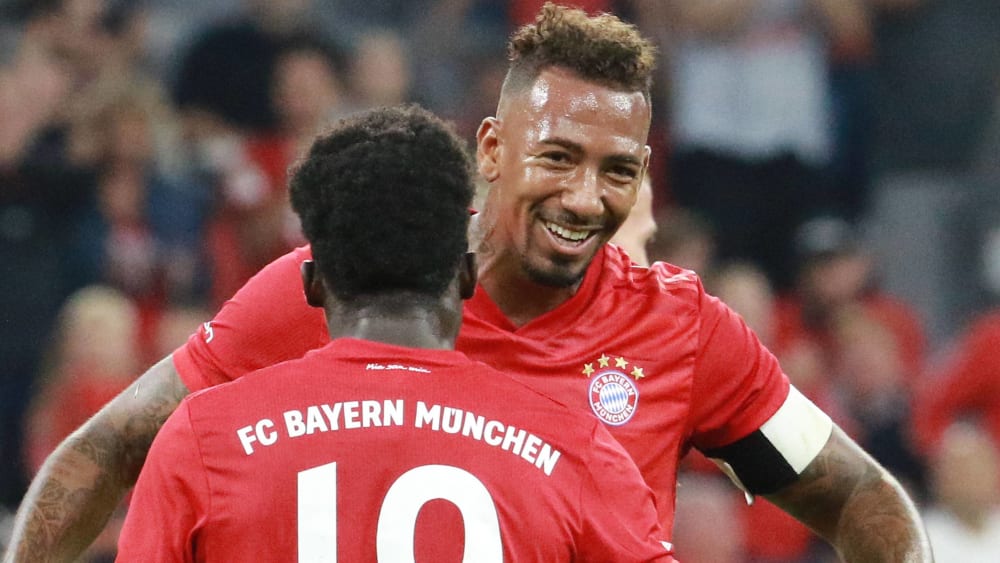 Hat wieder Spaß beim FCB: Jerome Boateng, hier mit Alphonso Davies.