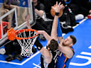 Luke Kornets Monster-Block gegen Isaiah Hartenstein.