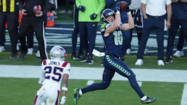NFL, American Football Herren, USA Super Bowl LX-Seattle Seahawks at New England Patriots Feb 8, 2026; Santa Clara, CA, USA; Seattle Seahawks wide receiver Cooper Kupp (10) catches a pass against New England Patriots cornerback Marcus Jones (25) in the first half in Super Bowl LX at Levi s Stadium. Santa Clara Levi s Stadium CA USA, EDITORIAL USE ONLY PUBLICATIONxINxGERxSUIxAUTxONLY Copyright: xKirbyxLeex 20260208_jla_al2_427