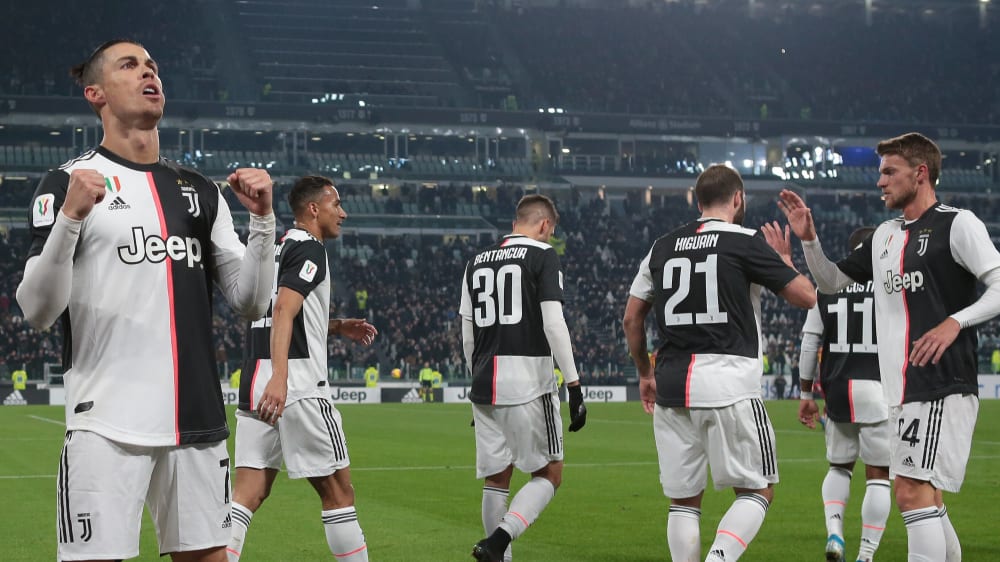 Trotz BuffonEigentor und RomaFeuer Juve feiert CR7 und Douglas Costa kicker Trotz BuffonEigentor und RomaFeuer Juve feiert CR7 und Douglas Costa kicker