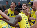 Im Bild: Jubel nach dem Sieg bei v.li. Nicholas Tischler (EWE Baskets Oldenburg, 11), Zachary Ensminger (EWE Baskets Oldenburg, 3) und ihren Teamspielern 25.09.2026, Fitness First Wuerzburg Baskets vs. EWE Baskets Oldenburg, easyCredit BBL, 2. Spieltag, Deutschland, 97072, tectake-Arena Wuerzburg, *** Pictured: Celebrations after the victory (from left): Nicholas Tischler (EWE Baskets Oldenburg, 11), Zachary Ensminger (EWE Baskets Oldenburg, 3), and their teammates, September 25, 2026, Fitness First Würzburg Baskets vs. EWE Baskets Oldenburg, easyCredit BBL, Matchday 2, Germany, 97072, tectake Arena Würzburg, Copyright: HMBxMedia xJulienxBecker