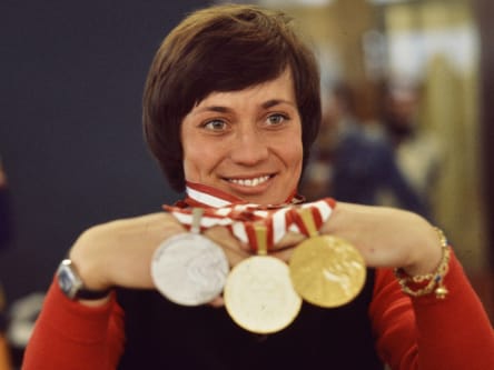 Rosi Mittermaier mit ihren olympischen Medaillen 1976 in Innsbruck.
