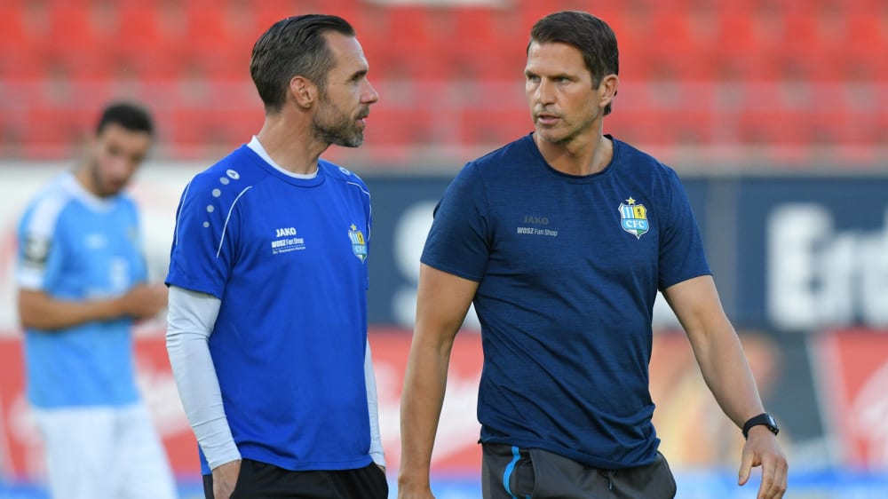 Der Chemnitzer Cheftrainer Patrick Glöckner mit seinem Assistenten Christian Tiffert.