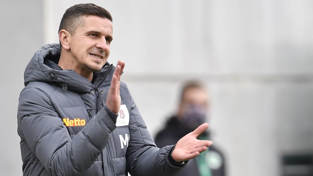 Dran bleiben, noch mehr wollen: Regensburgs Trainer Mersad Selimbegovic gibt gegen Würzburg die Parole vor.