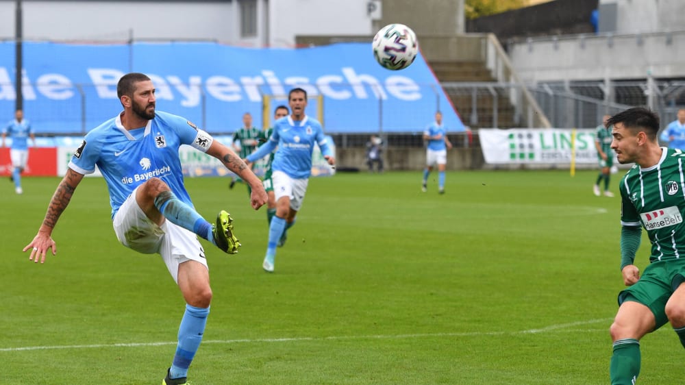 Die Wende im Grünwalder Stadion: Sascha Mölders' Heber findet den Weg ins Tor.