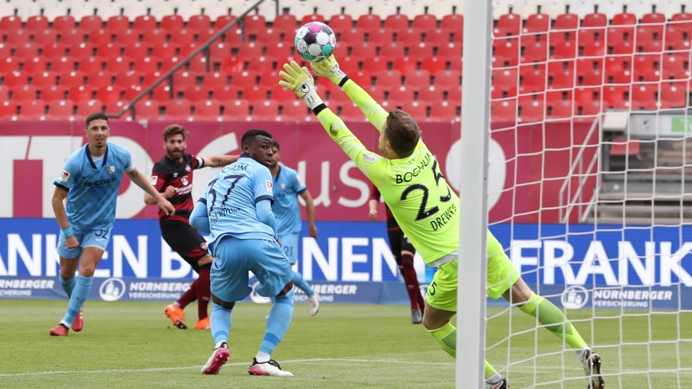 Oft im Blickpunkt war Bochums Keeper: Hier lenkt Drewes Valentinis Schuss um den Pfosten.