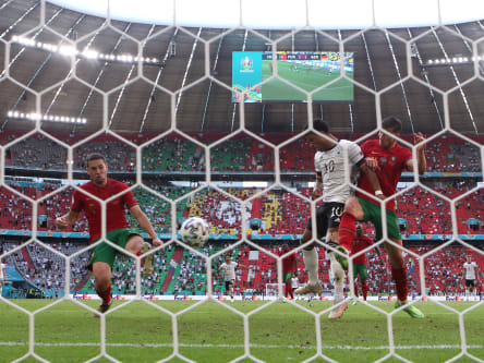 Raphael Guerreiro unterläuft das zweite Eigentor des Tages