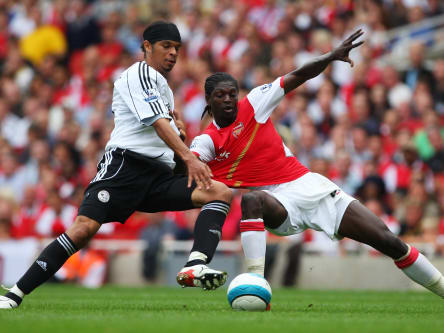 Hier kämpft Dean Leacock (li.) gegen Arsenals Emmanuel Adebayor.