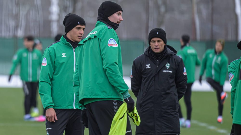 Zwei Neue im Werder-Training: Julian Malatini (li.) und Co-Trainer Nelson Valdez (re.), dazwischen Nick Woltemade.