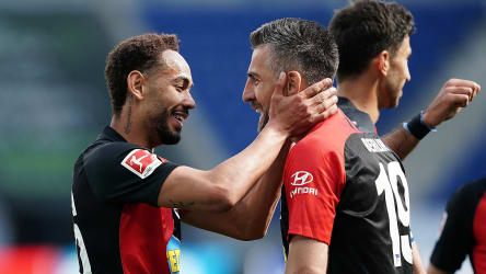 Vedad Ibisevic mit Matheus Cunha (li.)