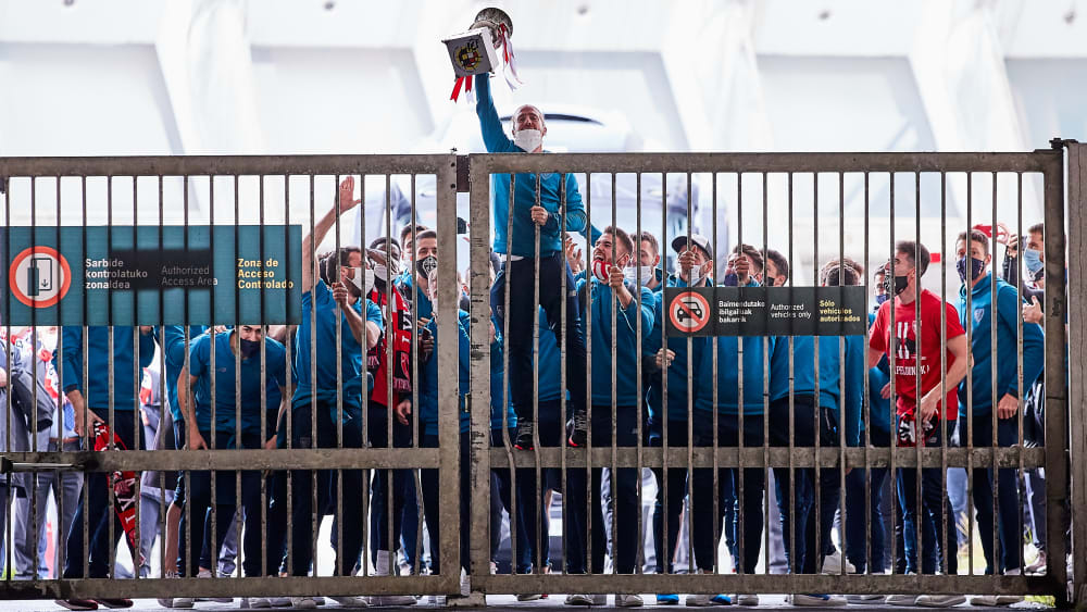 Titelfeier hinter Gittern: Athletic Bilbao präsentiert die spanische Supercopa, Januar 2021.