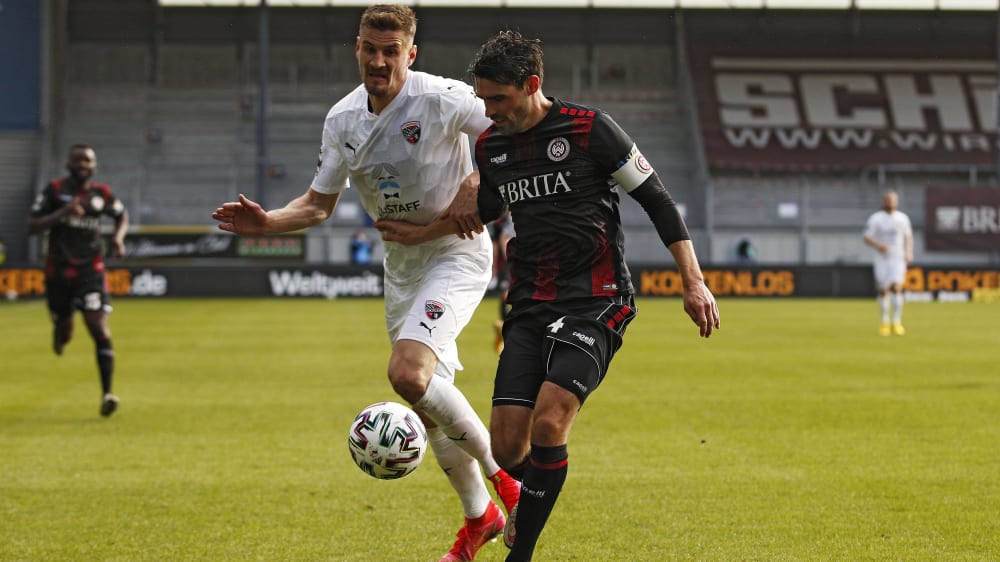 Duell der Kapitäne: FCI-Doppeltorschütze Stefan Kutschke und Wiesbadens Sascha Mockenhaupt.