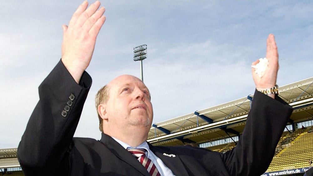 Die Hände zum Himmel für den Klassenerhalt 2003: Leverkusens damaliger Manager Reiner Calmund.