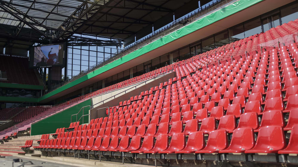 Auch zum Ligastart bleiben die Ränge leer: Das Rhein-Energie-Stadion in Köln.