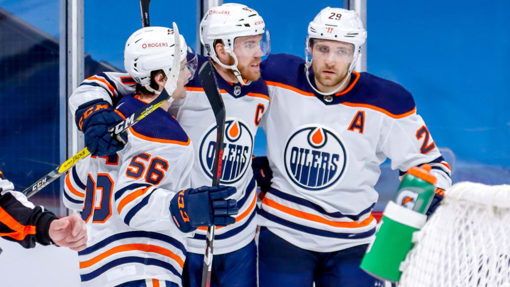 Edmontons Leon Draisaitl (r.) mit Teamkollegen nach seinem Siegtor gegen Winnipeg.