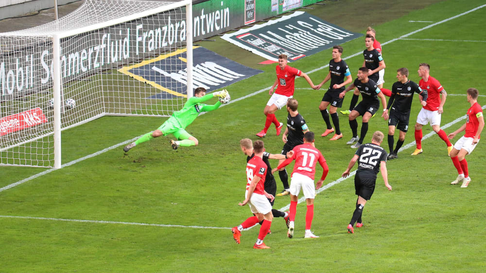 Starker Rückhalt: FCM-Keeper Morten Behrens pariert hier Daniel Hansliks Kopfball.