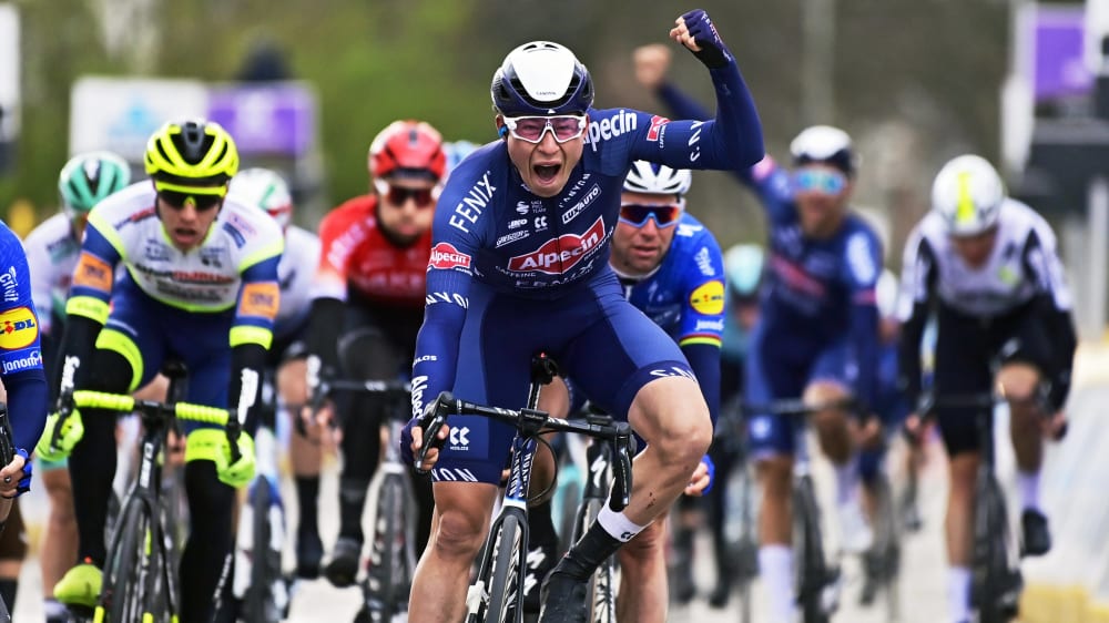 Jesper Philipsen jubelt über seinen Sieg beim Scheldepreis.
