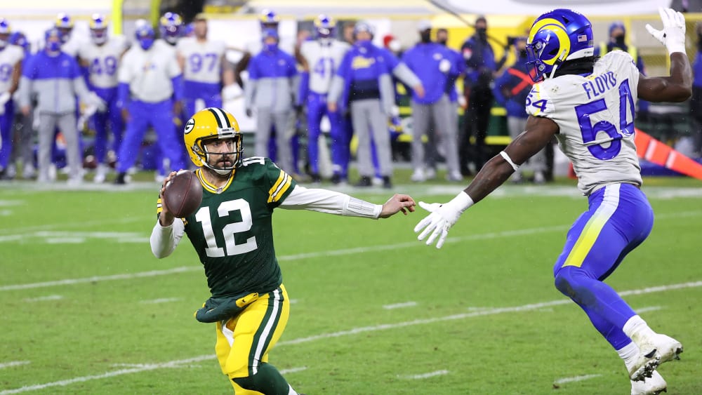 Auf dem Weg zum zweiten Touchdown: Aaron Rodgers (li.) lässt Rams-Verteidiger Leonard Floyd ins Leere springen.