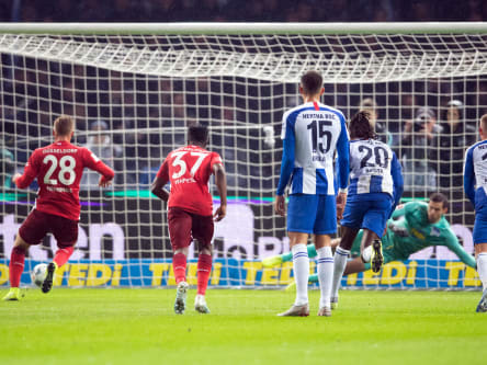Und rein damit: Rouwen Hennings (l.) trifft vom Elfmeterpunkt aus zum zwischenzeitlichen 1:0.