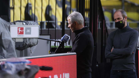 In ihm brodelt etwas: Ein frustierter Lucien Favre (2.v.r.) nach dem verlorenen Gipfeltreffen.