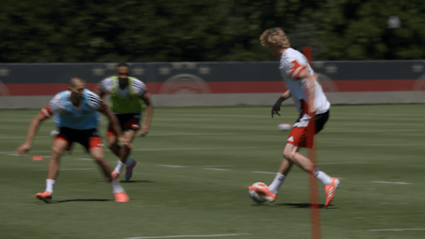 Ersatzspieler am Ball