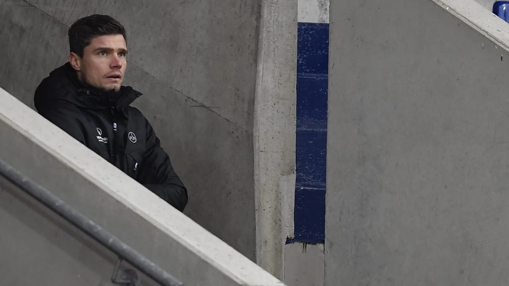 Loge statt Seitenlinie: Robert Klauß darf während der Partie gegen den Hamburger SV keinen Kontakt zum Team halten.