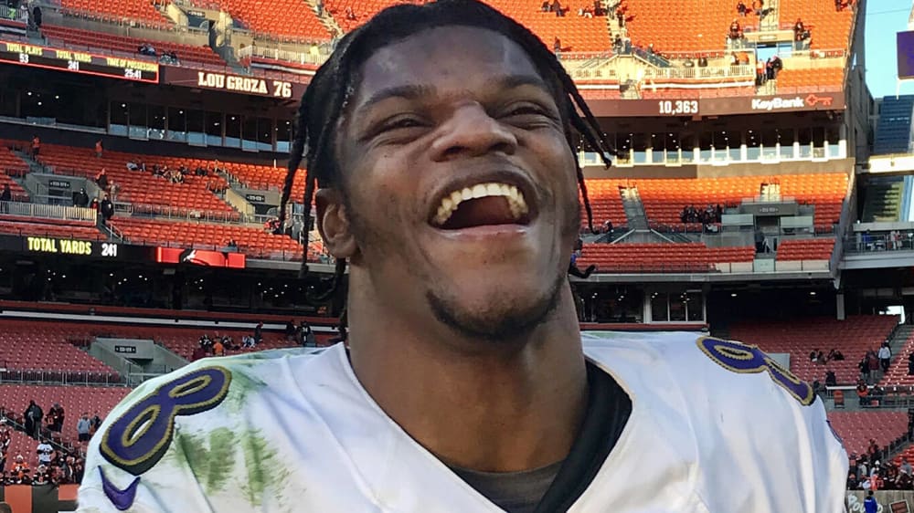 Macht in dieser Saison unfassbar viel Spaß und greift nun zum zweiten Mal in den Play-offs an: Lamar Jackson.