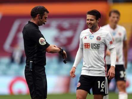 "No Goal, guck doch hier": Schiedsrichter Michael Oliver zu Sheffields Oliver Norwood.