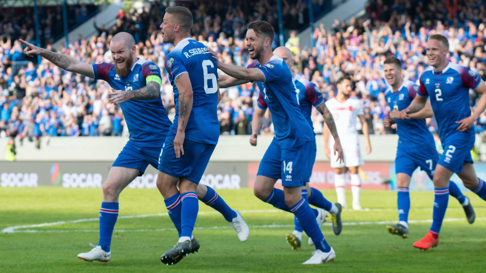 Die Isländer um ihren doppelten Torschützen Ragnar Sigurdsson (Nummer 6) jubeln über den wichtigen Sieg gegen die Türkei.
