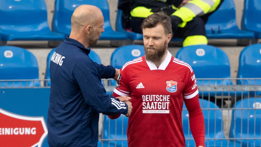 Gratuliert zum Comeback nach langer Pause: Haching-Coach Arie van Lent und Stephan Hain.