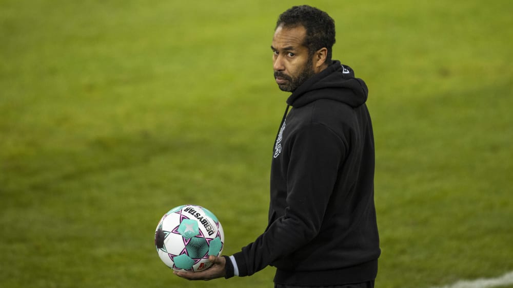 Sein Team soll einen noch dynamischeren Fußball spielen: HSV-Trainer Daniel Thioune.