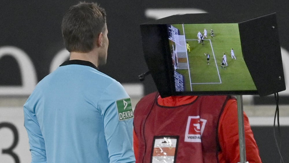 Bilder, die nicht alles verrieten: Dr. Felix Brych prüft den Elfmeter zum 2:2.