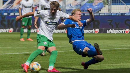 Joel Grodowski (Münster) im Zweikampf gegen Thore Jacobsen.