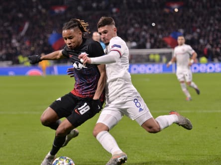 Er brachte Lyon wieder ran: Houssem Aouar, hier im Duell mit Christopher Nkunku (l.).