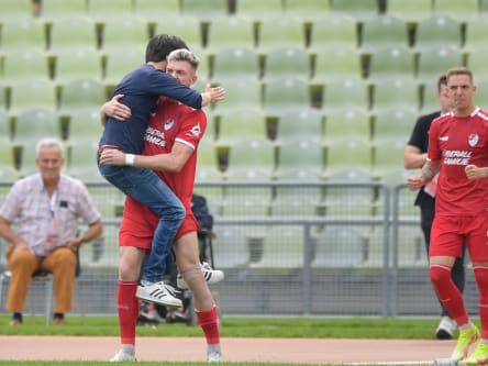 Trainer Peter Hyballa jubelt mit Alexander Sorge.