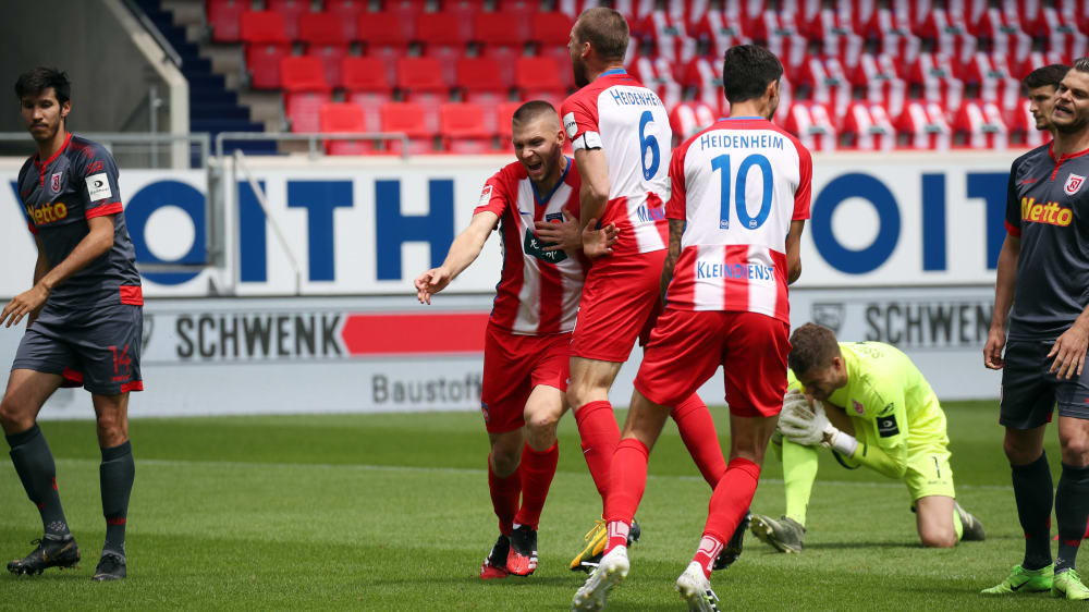 Leipertz (2. v. l.) dreht nach dem 1:0 ab