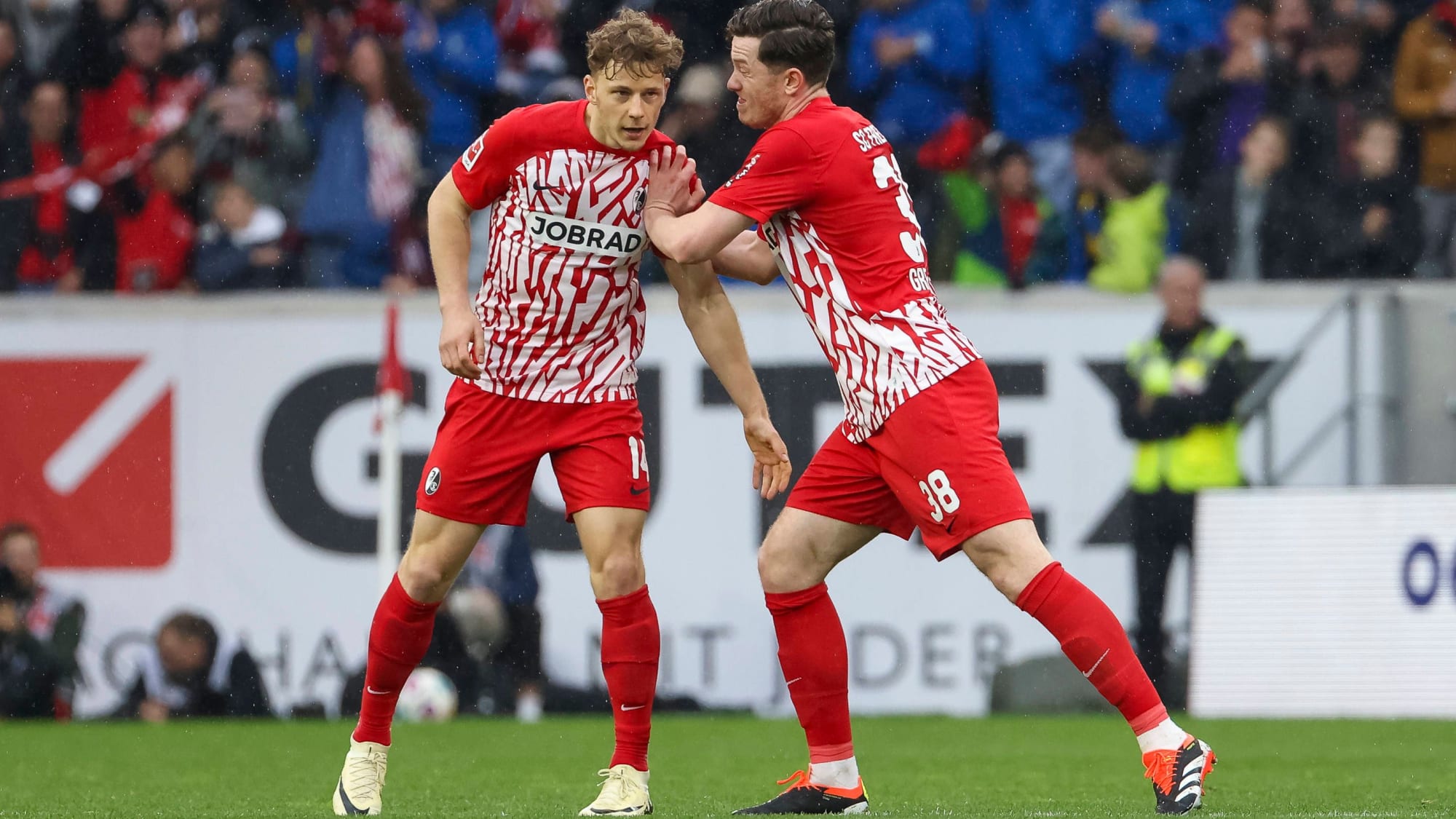 Torjubel bei Yannik Keitel (SC Freiburg, li.) und Michael Gregoritsch