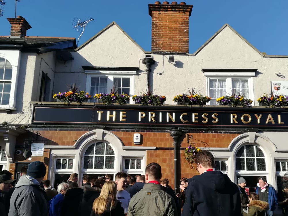 Lieblingsspiel An Jeder Ecke Ein Pub Griffin Park Des Brentford Fc Kicker