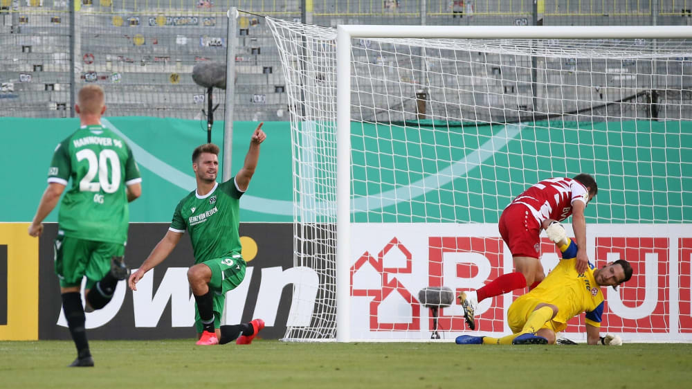 Fingerzeig: Hendrik Weydandt (2.v.l.) bejubelt seinen Treffer zum 1:0.