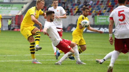 Folgenschwere Berührung: Raphael Guerreiro (r.) springt der Ball in Düsseldorf an den Oberarm.