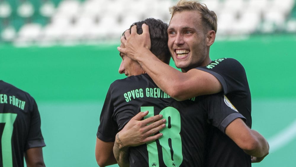 Offensivstarke Außenverteidiger: Fürths David Raum (r.) freut sich mit Marco Meyerhöfer.