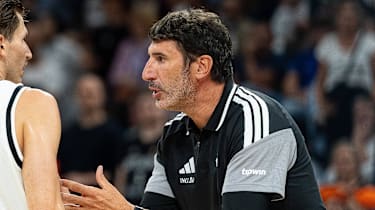 David Kraemer (Deutschland, 44) und Alex Mumbru (Deutschland, Trainer), GER, Deutschland vs Tschechien, Basketball, Turkish Airlines Supercup, Halbfinale 2, 21.08.2026 GER, Deutschland vs Tschechien, Basketball, Turkish Airlines Supercup, Tag 1, 21.08.2026 Hamburg *** David Kraemer, Germany, 44, and Alex Mumbru, Germany, Coach, GER, Germany vs. Czech Republic, Basketball, Turkish Airlines Supercup, Semifinal 2, August 21, 2026, GER, Germany vs. Czech Republic, Basketball, Turkish Airlines Supercup, Day 1, August 21, 2026, Hamburg Copyright: xEibner-Pressefoto MaxxVincenx EP_MVN